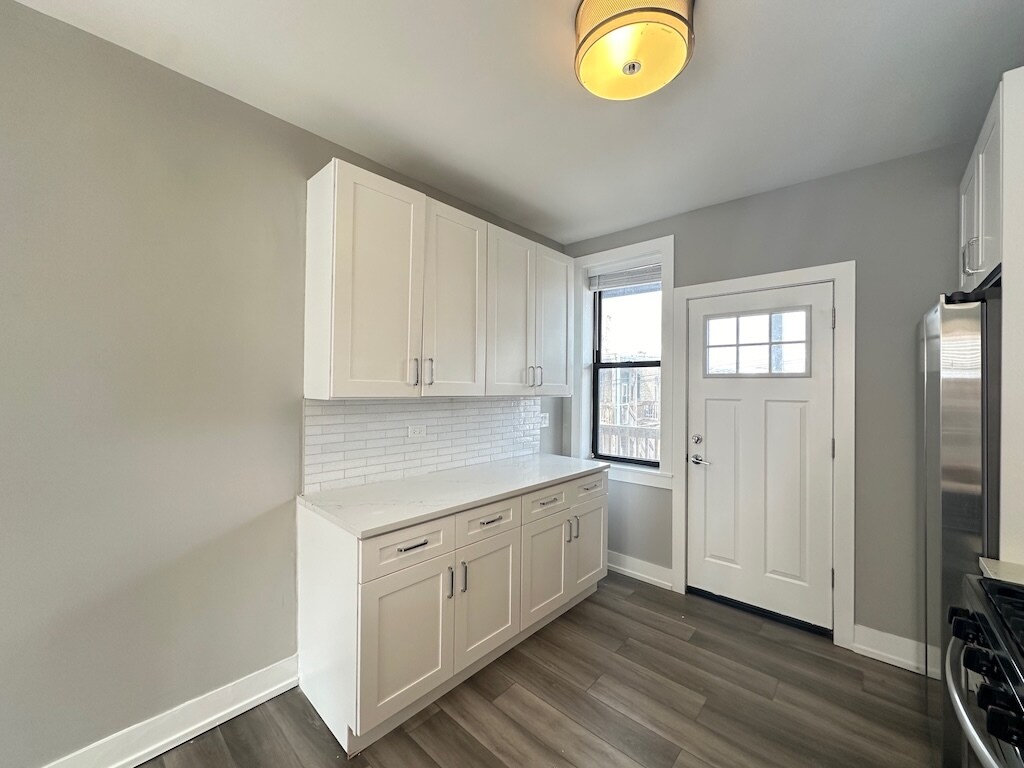 Building Photo - 3842 N Janssen Ave