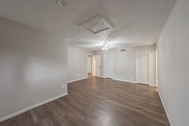 Building Photo - Prime Location in Overton West! Spacious D...