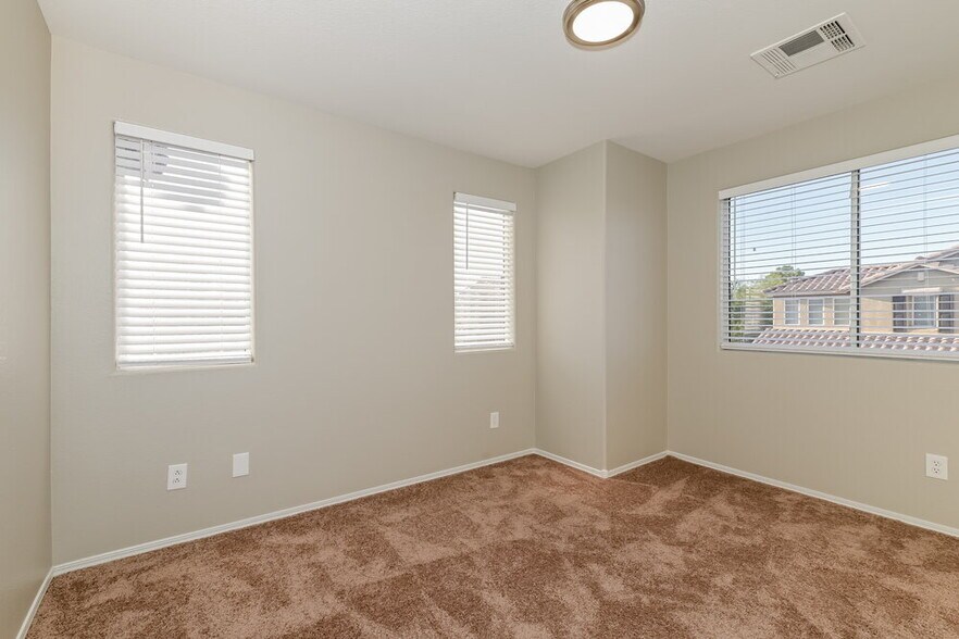Building Photo - 981 Medina De Leon Ave