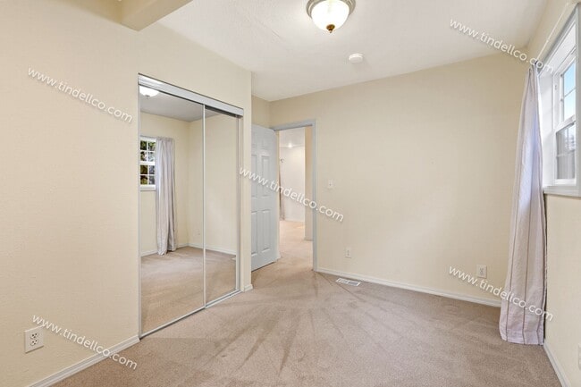 Building Photo - Darling 2 Bedroom North Tabor Home With Of...