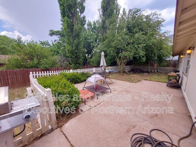 Building Photo - 4885 E Tomahawk Dr