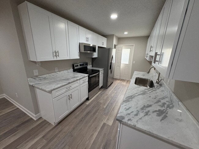 Building Photo - 3/2 Condo - Fully Renovated and Near Downt...