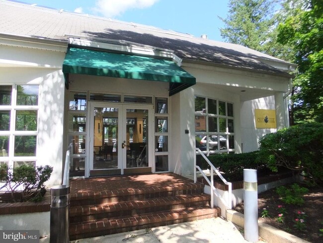 Building Photo - 1720 Oakwood Terrace