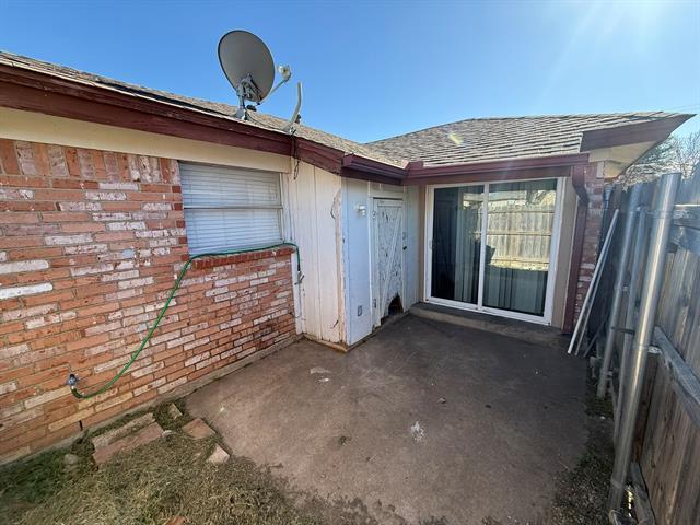 Building Photo - 708 E Pecan St