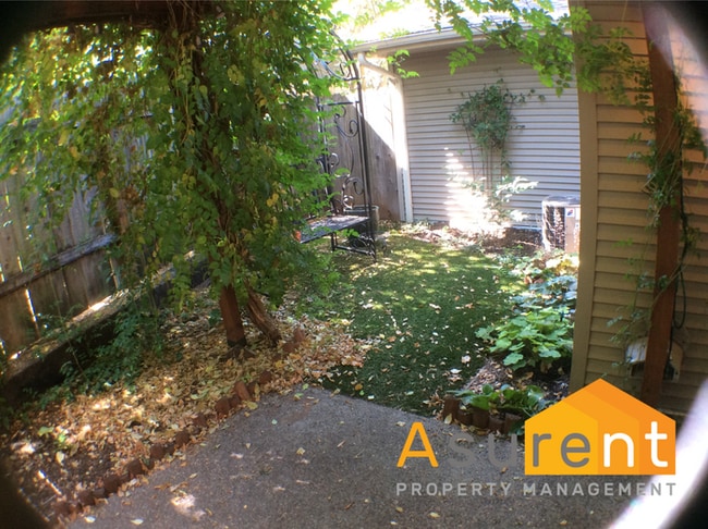 Building Photo - 2-Bedroom Townhouse Close to Hospitals, Great Private, Central Location!