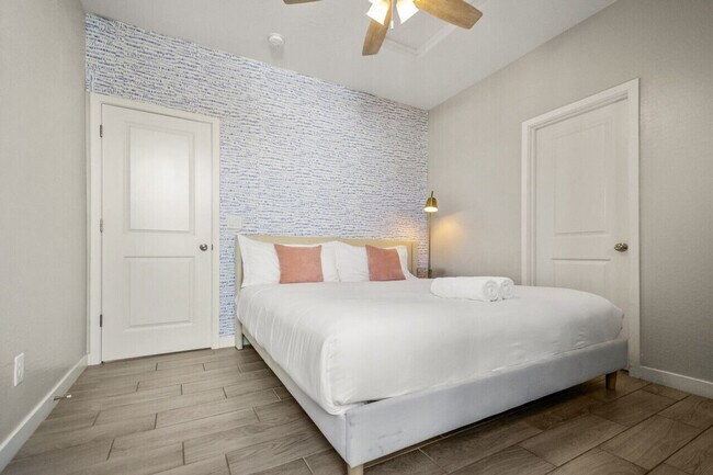 Building Photo - 6606 W Paradise Ln