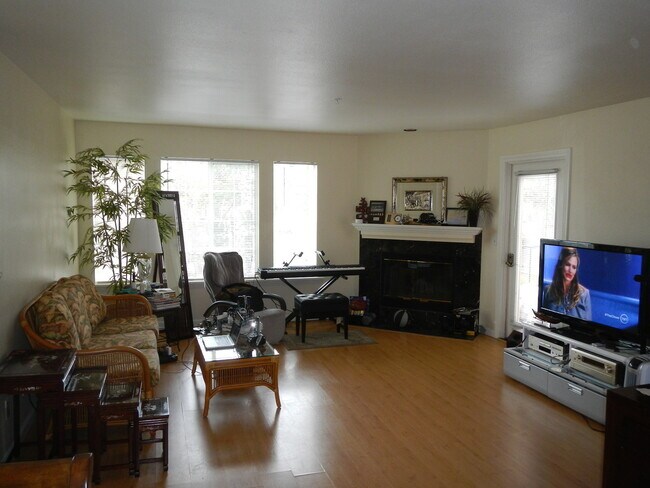 Building Photo - Spacious Rancho Bernardo Condo - Dual Primary Suites - Central A/C, In-Unit Washer/Dryer, Patio &...