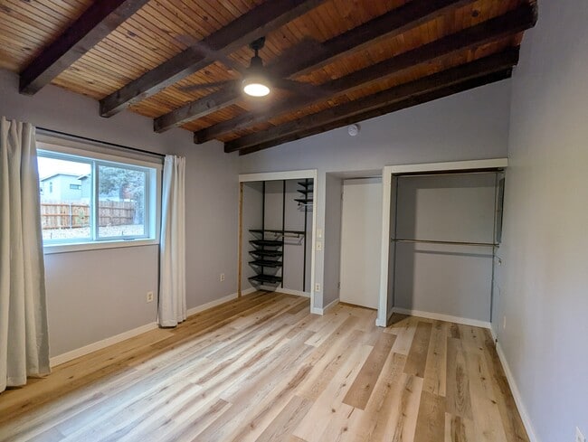 Building Photo - 455 NE Clay Ave