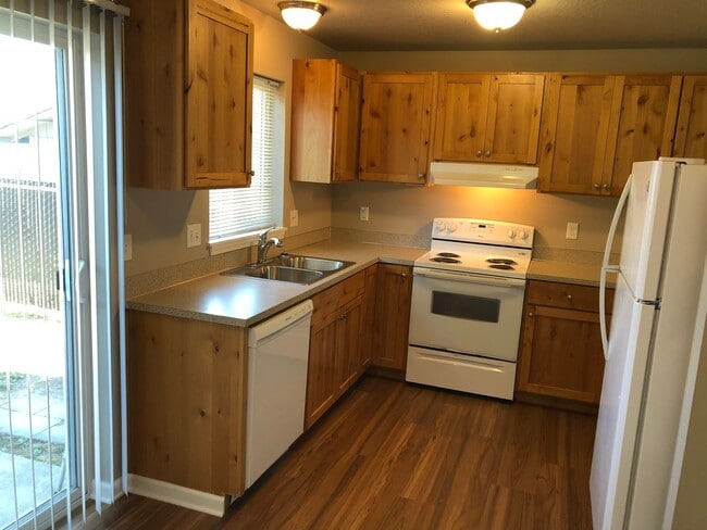 Building Photo - Newer 4 bed 2.5 bath duplex