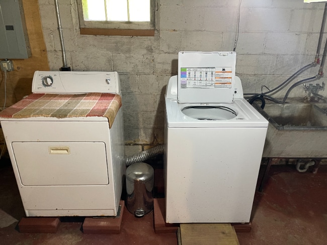 Building Photo - 1032 E Cloverland Dr