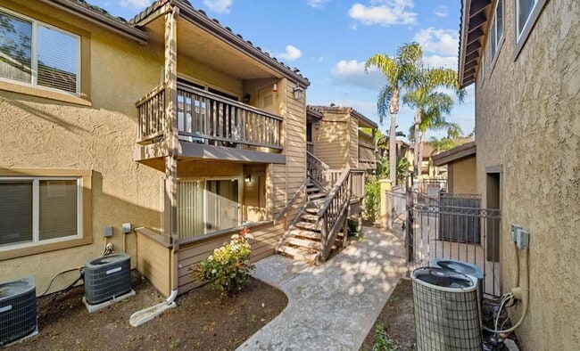 Building Photo - Come see this spacious 1 bedroom upstairs ...