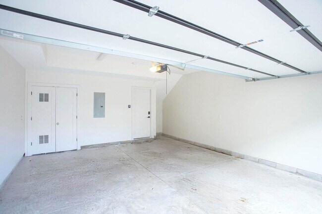 Building Photo - 770 E Argyle Ave