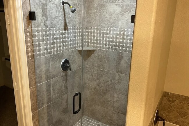 Building Photo - 2102 Colonial Dr