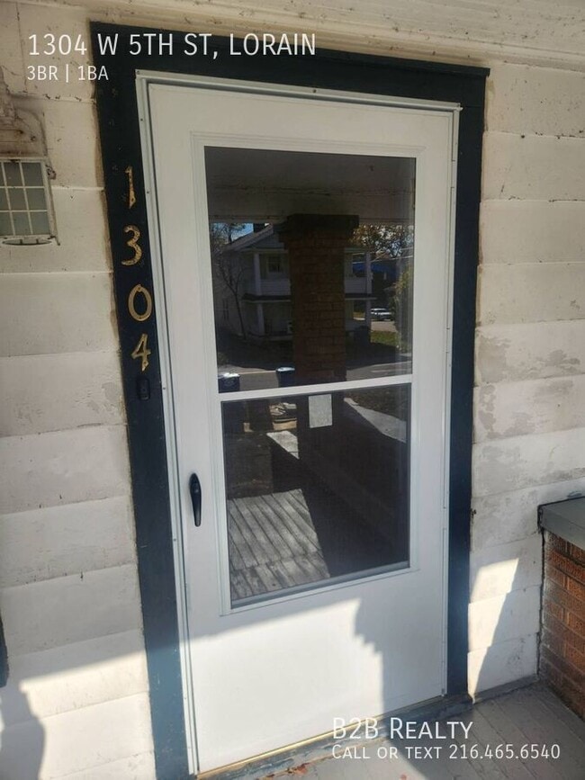 Building Photo - 1304 W 5th St