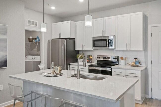 Building Photo - 1551 Flournoy Cir W