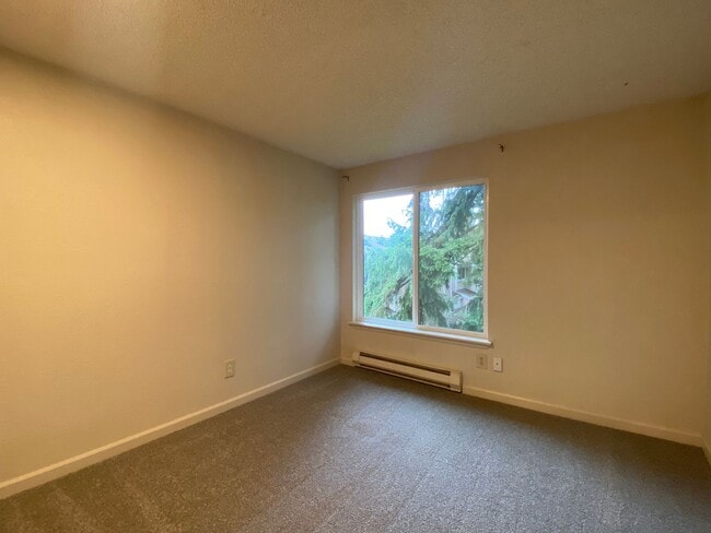 Building Photo - Practical 3 bedroom Des Moines Condo