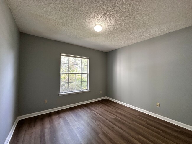 Building Photo - Three Bedroom in Greenfield Lakes