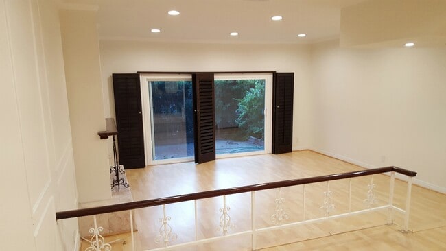 Building Photo - 1830 Kelton Ave