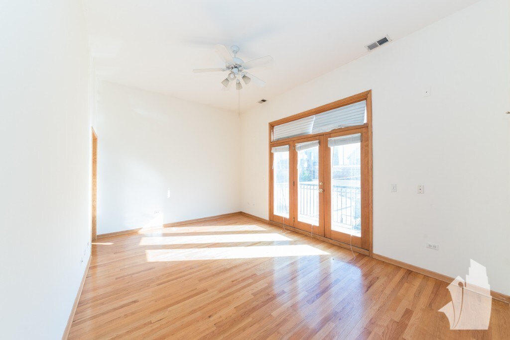 Building Photo - 2539 N Southport Ave