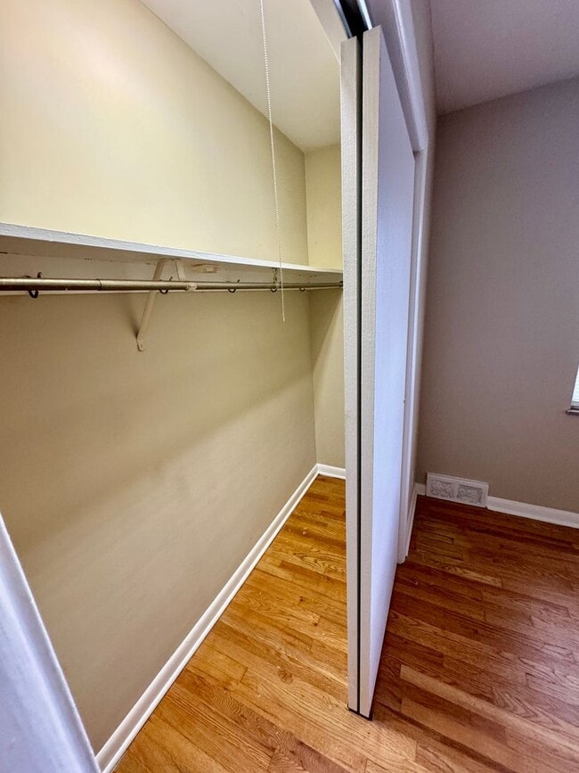 Building Photo - 1 Bedroom - Grandview Area