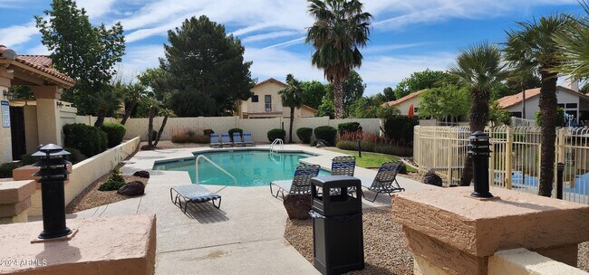 Building Photo - 10945 W Poinsettia Dr