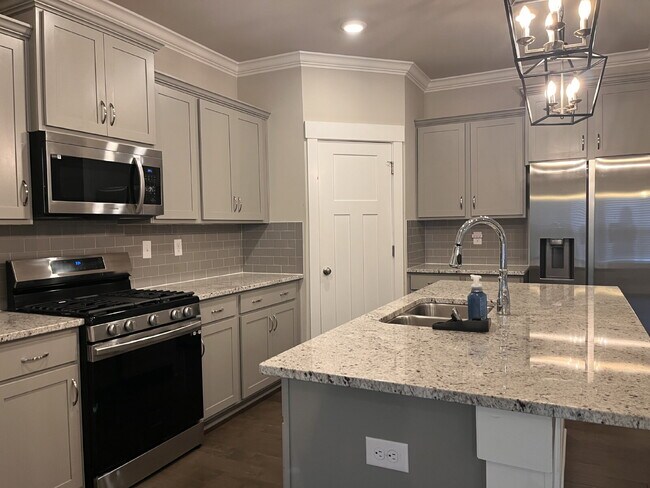 Building Photo - 14741 Greenleaf Dr