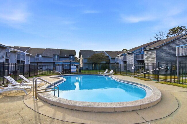 Building Photo - "Charming 2-Bed Townhouse Retreat in Fort Walton Beach – Perfect Comfort in 967 Sq Ft!"