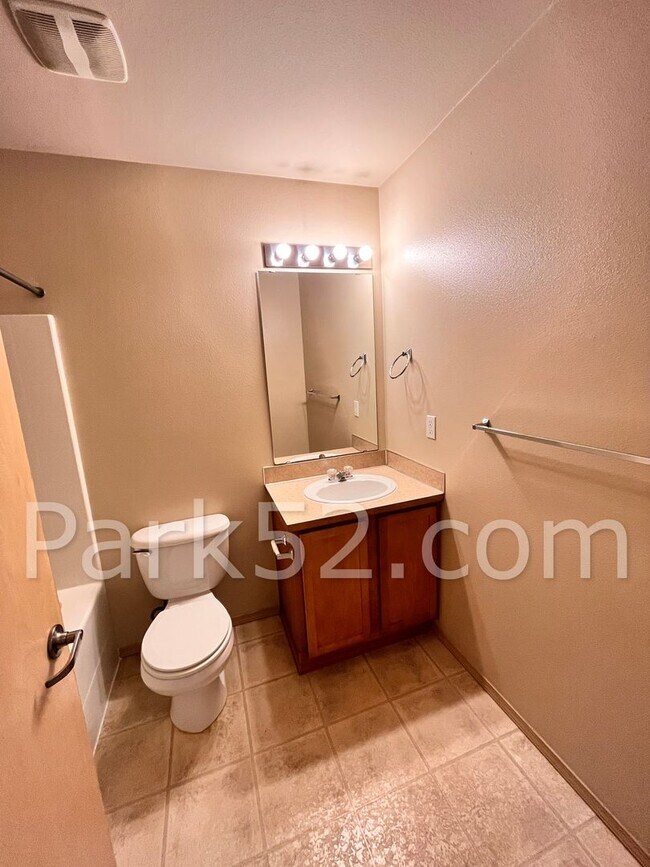 Building Photo - 3-Bedroom Duplex Home - Gated Community - South Hill