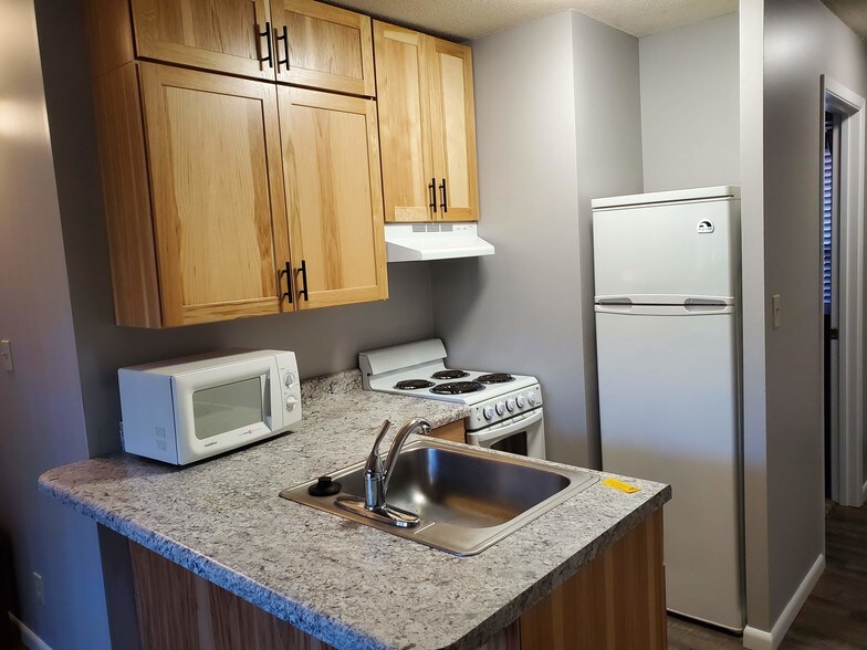 Building Photo - Bailey Student Apartments Available 2026!