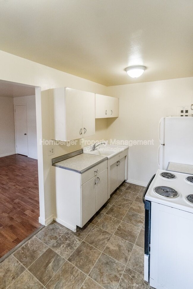 Building Photo - 728 W Maxwell Ave