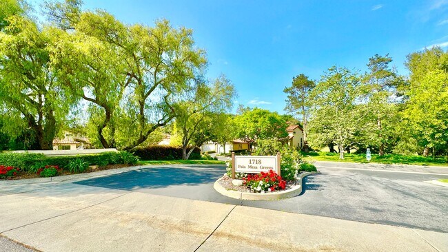 Building Photo - Stunning and Well Appointed High-End Two-S...