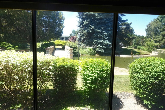 Building Photo - Updated Condo in Park-Like Setting