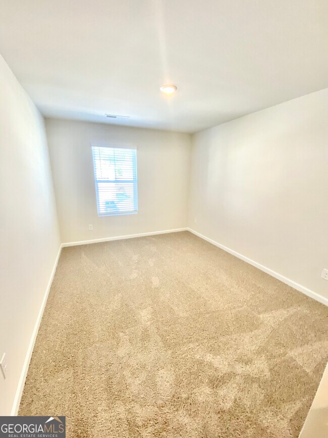 Building Photo - 256 Lauritsen Way