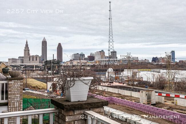 Building Photo - Stylish Tremont Townhome!