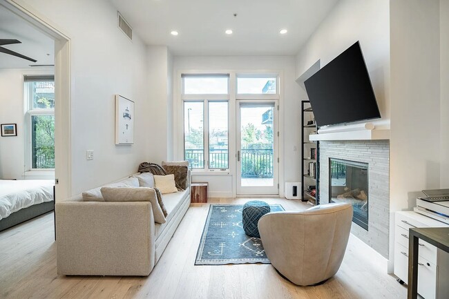 Building Photo - Luxury 1 Bed 1 Bath Condo at The Peloton W...