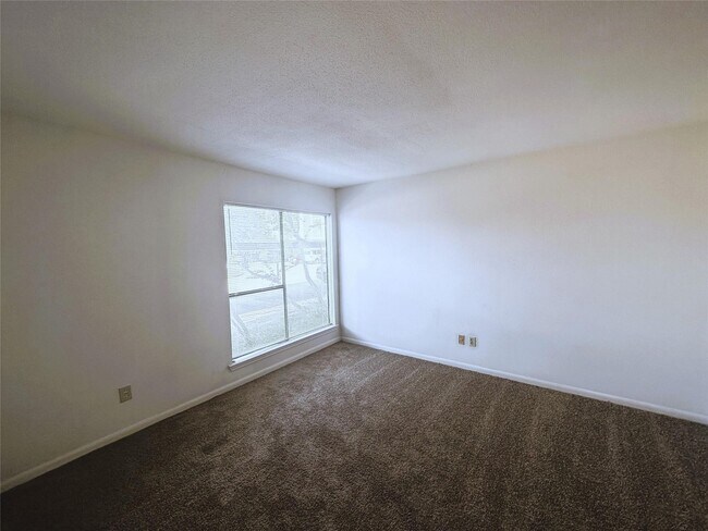 Building Photo - 2820 S Bartell Dr