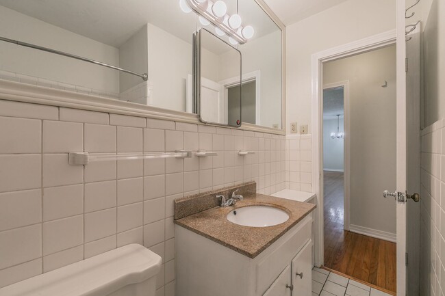 Building Photo - UPDATED 2 bedroom, 1 bathroom with 1 garag...