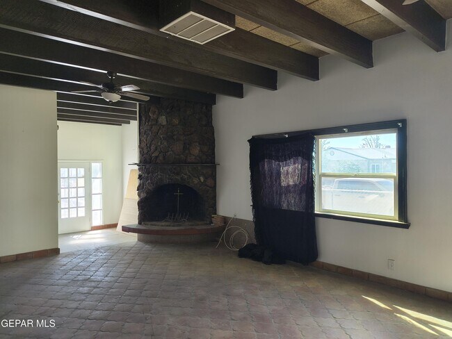 Building Photo - 714 N San Marcial St