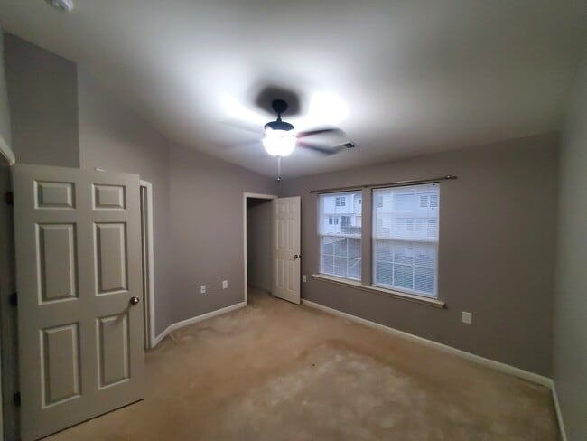 Building Photo - 14 Venetian Ct