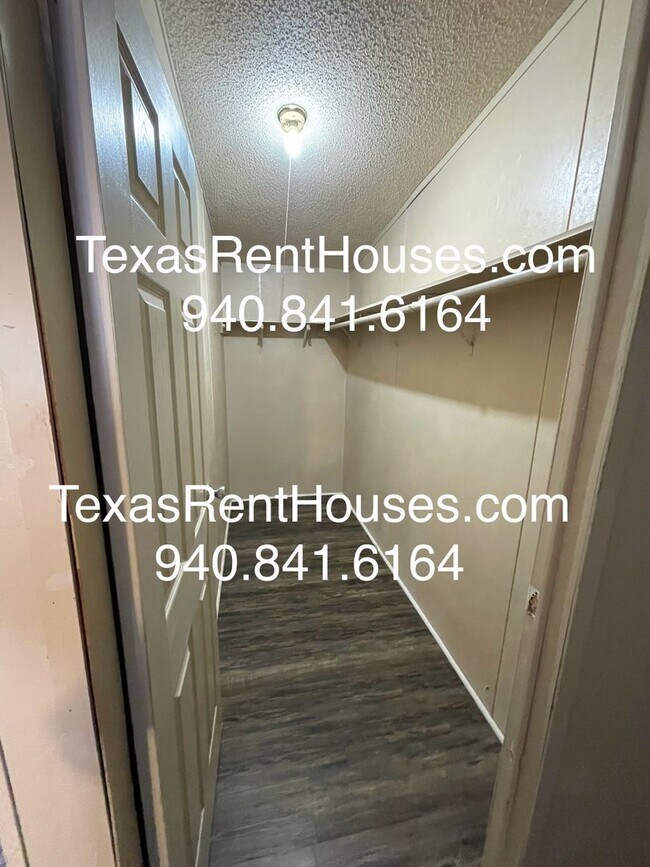 Building Photo - Country Life! Horse Lover's Dream 3/2 plus carport