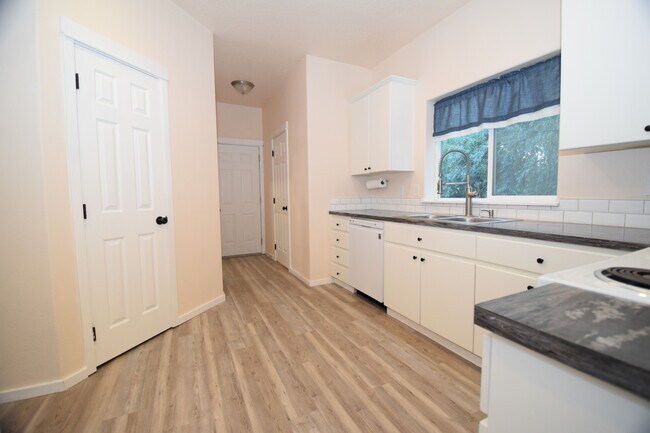Building Photo - 18528 SW Mcclarey Dr