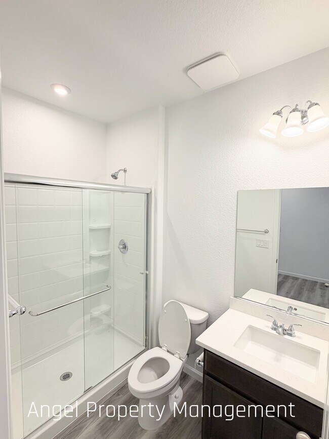 Building Photo - 425 Fuchsia Ct