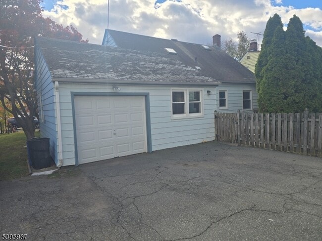 Building Photo - 1815 Vauxhall Rd