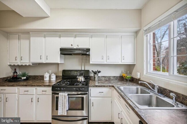 Building Photo - 3139 Martha Custis Dr