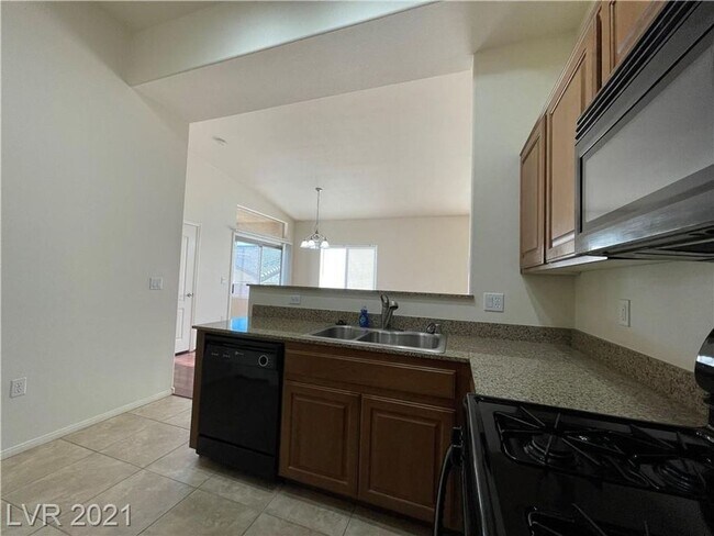 Building Photo - Gated 2 bedroom Southwest Condo