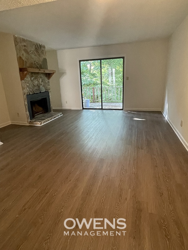 Building Photo - Condo with Lake Access Available Immediately
