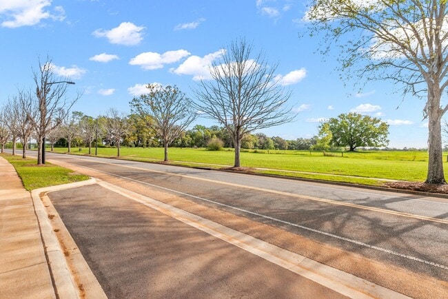 Building Photo - Great Southwood Home