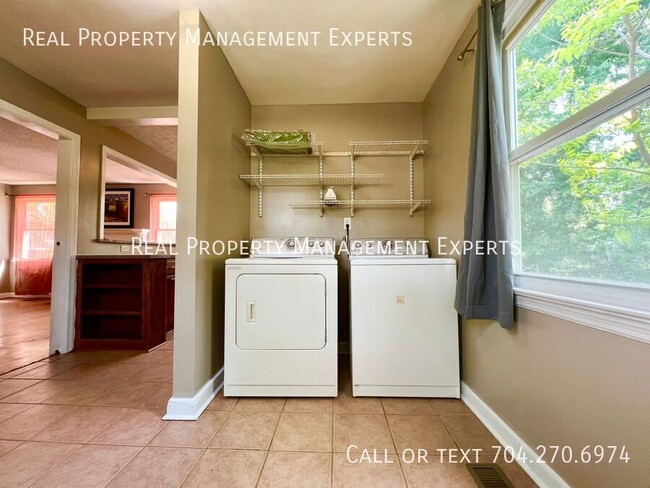 Building Photo - 1105 Balthis Dr