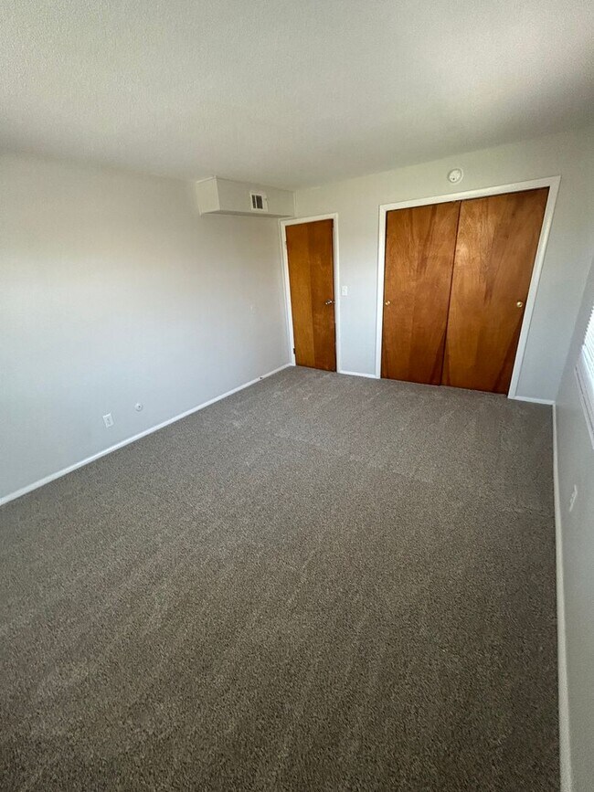 Building Photo - 2 bed 1 bath townhome located in Speedway