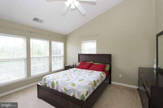 Building Photo - Beautiful 3-Bedroom, 2.5-Bath End-Unit Gar...